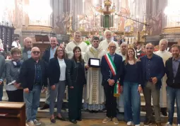 Ieri il sindaco Ezio Donadio ha consegnato una targa in segno di riconoscenza a don Marco Tallone che lascia l’incarico di viceparroco nella parrocchia Maria Vergine Assunta 